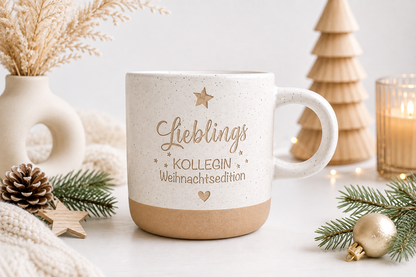 Weihnachtliche Steingut Tasse mit Gravur „Lieblingskollegin“ und liebevoller Weihnachtsdekoration. Persönliche Geschenkidee für die Kollegin zu Weihnachten, zum Wichteln oder als kleine Aufmerksamkeit.