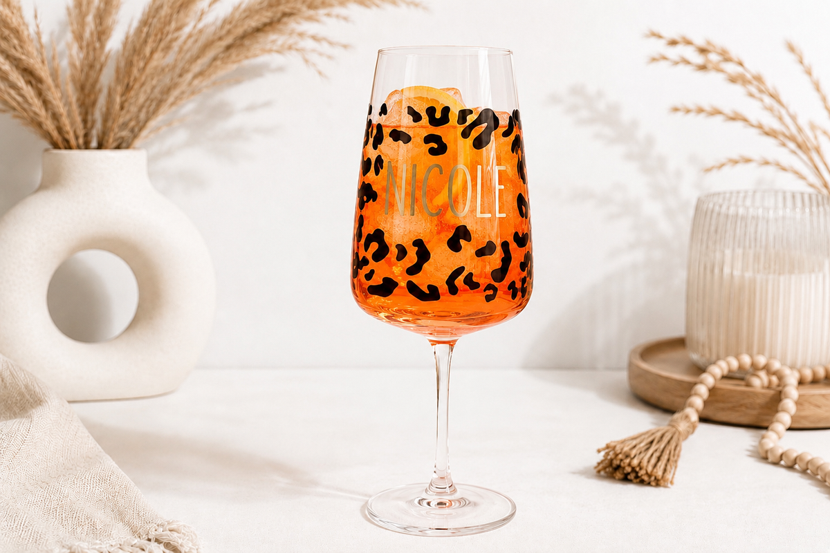 Weinglas mit schwarzem Leo Print und personalisiertem Namen – originelle Geschenkidee zum Geburtstag, Junggesellinnenabschied oder Weihnachten.