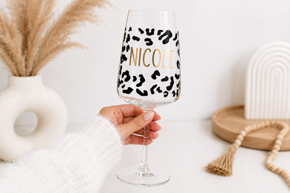 Elegantes Weinglas mit personalisiertem Namen und schwarzem Leopardenmuster – persönliche Geschenkidee für Weinliebhaber und Weinliebhaberinnen.