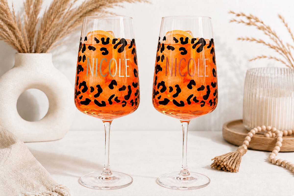 Modernes Weinglas mit schwarzem Leopardenmuster und individuellem Namen – besonderes personalisiertes Geschenk für Weinliebhaber.