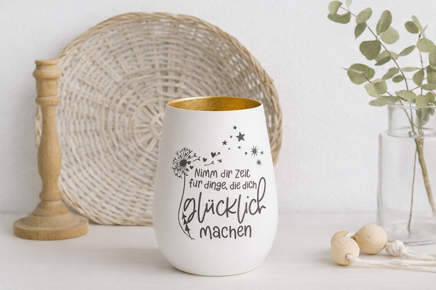 Dekoratives Windlicht mit Spruch und Sternenmotiv auf weißem Glas mit goldener Innenbeschichtung als liebevolle Geschenkidee für Freunde und Lieblingsmenschen.
