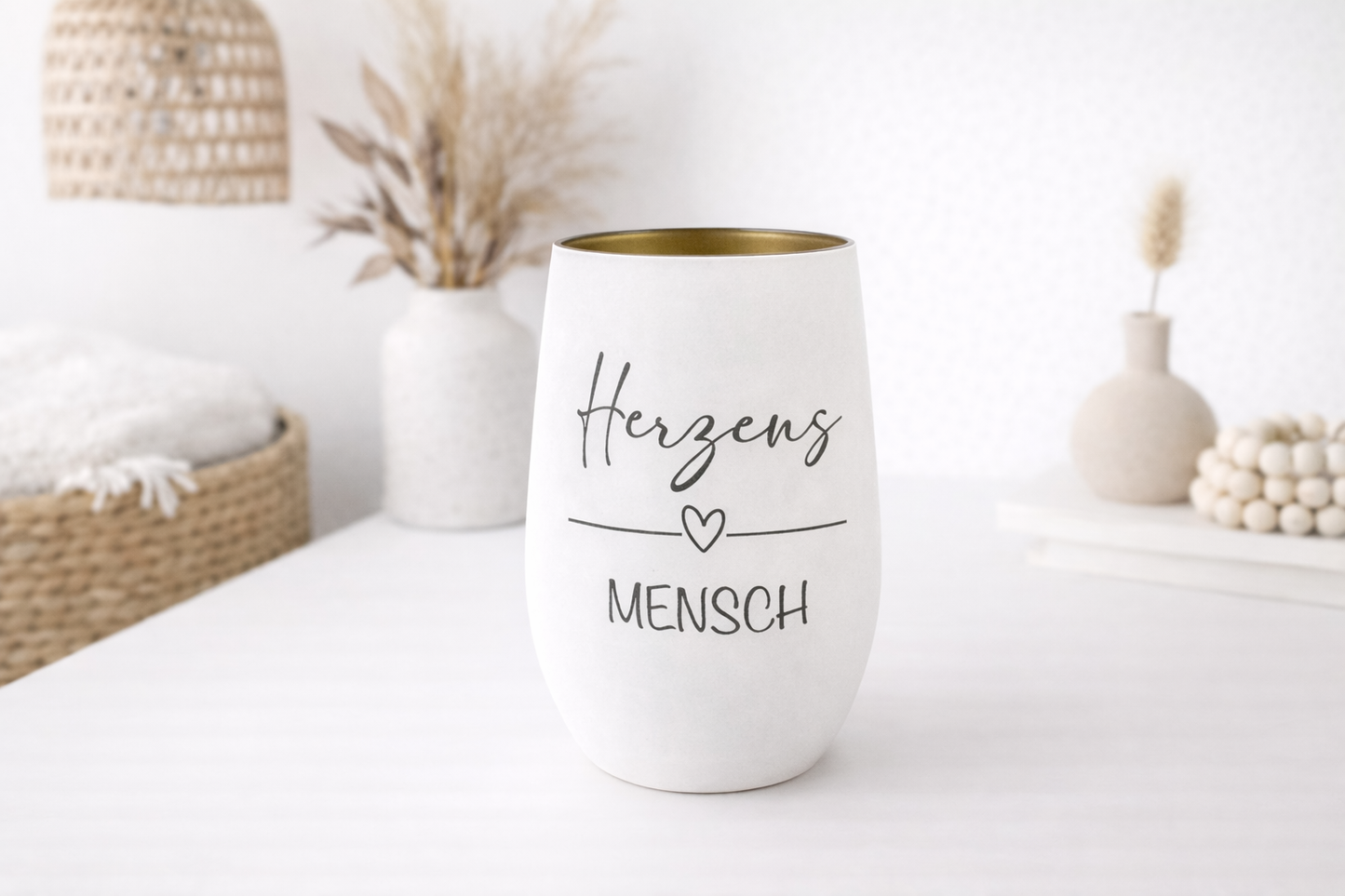 Modernes Windlicht mit Gravur Herzensmensch auf hellem Hintergrund mit Boho Dekoration, warmes Licht und minimalistisches Design
