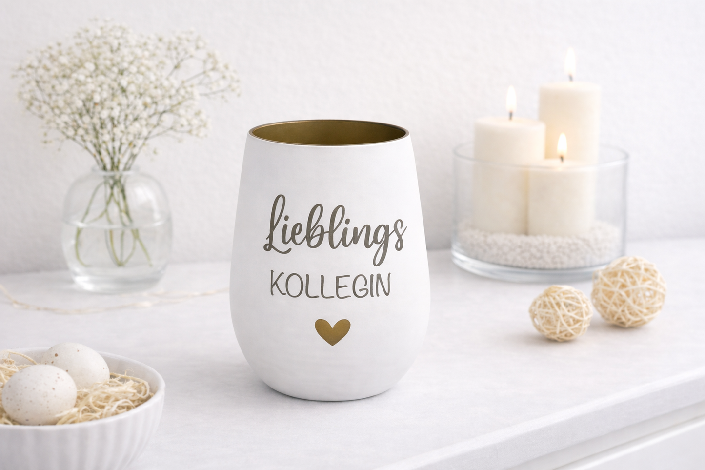 Windlicht mit Gravur Lieblingskollegin in der Hand gehalten, moderne Dekoration in weiß gold als Geschenk für Kollegin