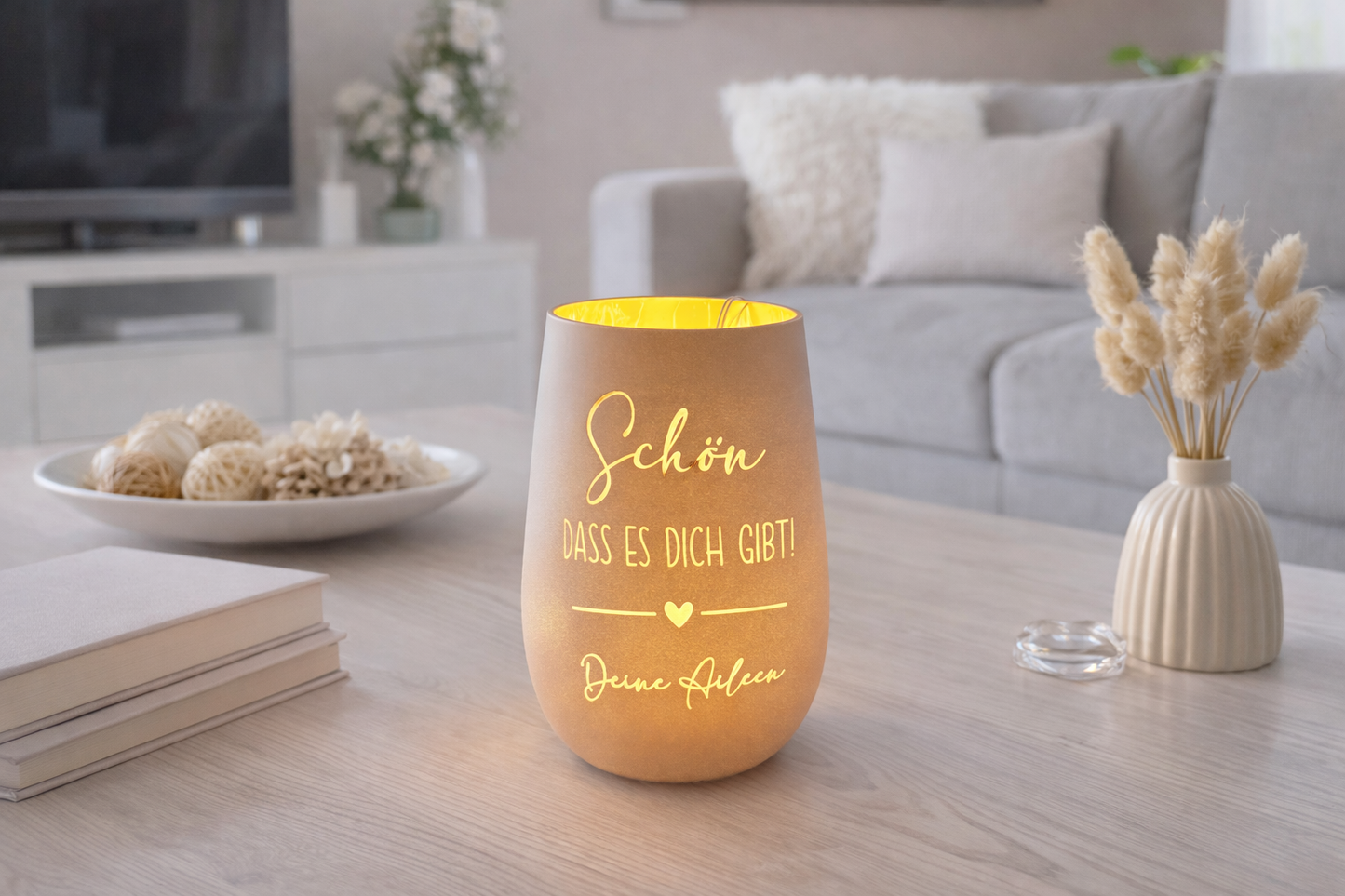 Stilvolles Windlicht graviert mit Schriftzug Herzensmensch, ideales Geschenk für beste Freundin oder Mama, harmonisch inszeniert auf hellem modernen Hintergrund
