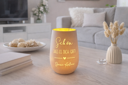 Stilvolles Windlicht graviert mit Schriftzug Herzensmensch, ideales Geschenk für beste Freundin oder Mama, harmonisch inszeniert auf hellem modernen Hintergrund
