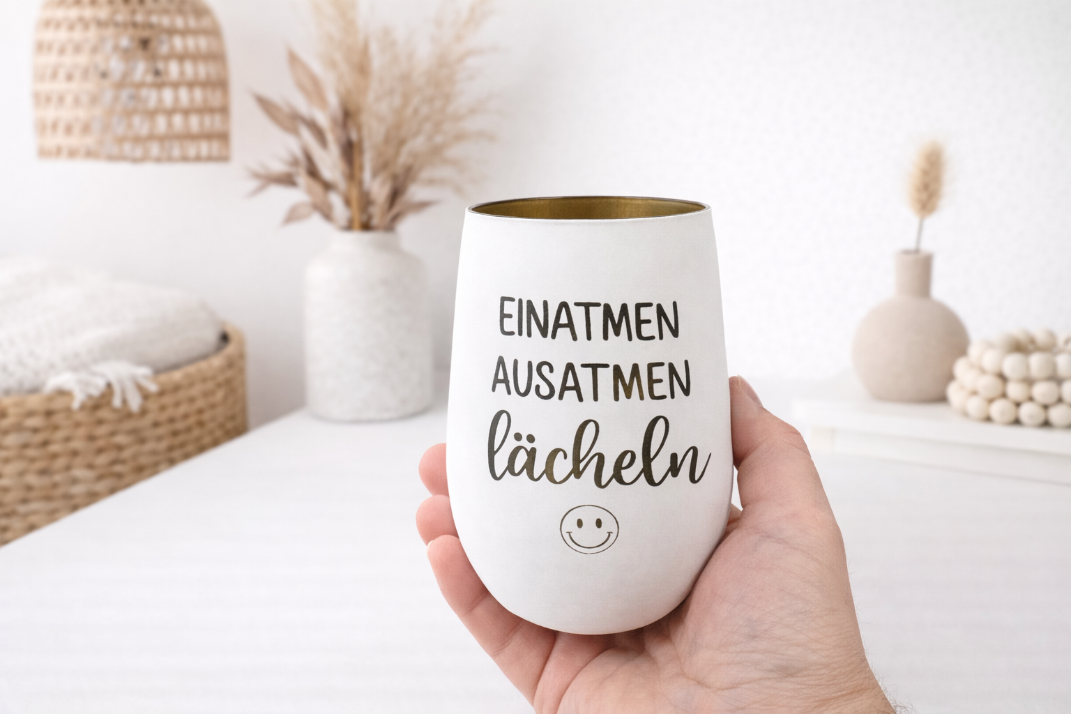 Windlicht mit Gravur Einatmen Ausatmen Lächeln auf hellem Hintergrund mit Boho Deko