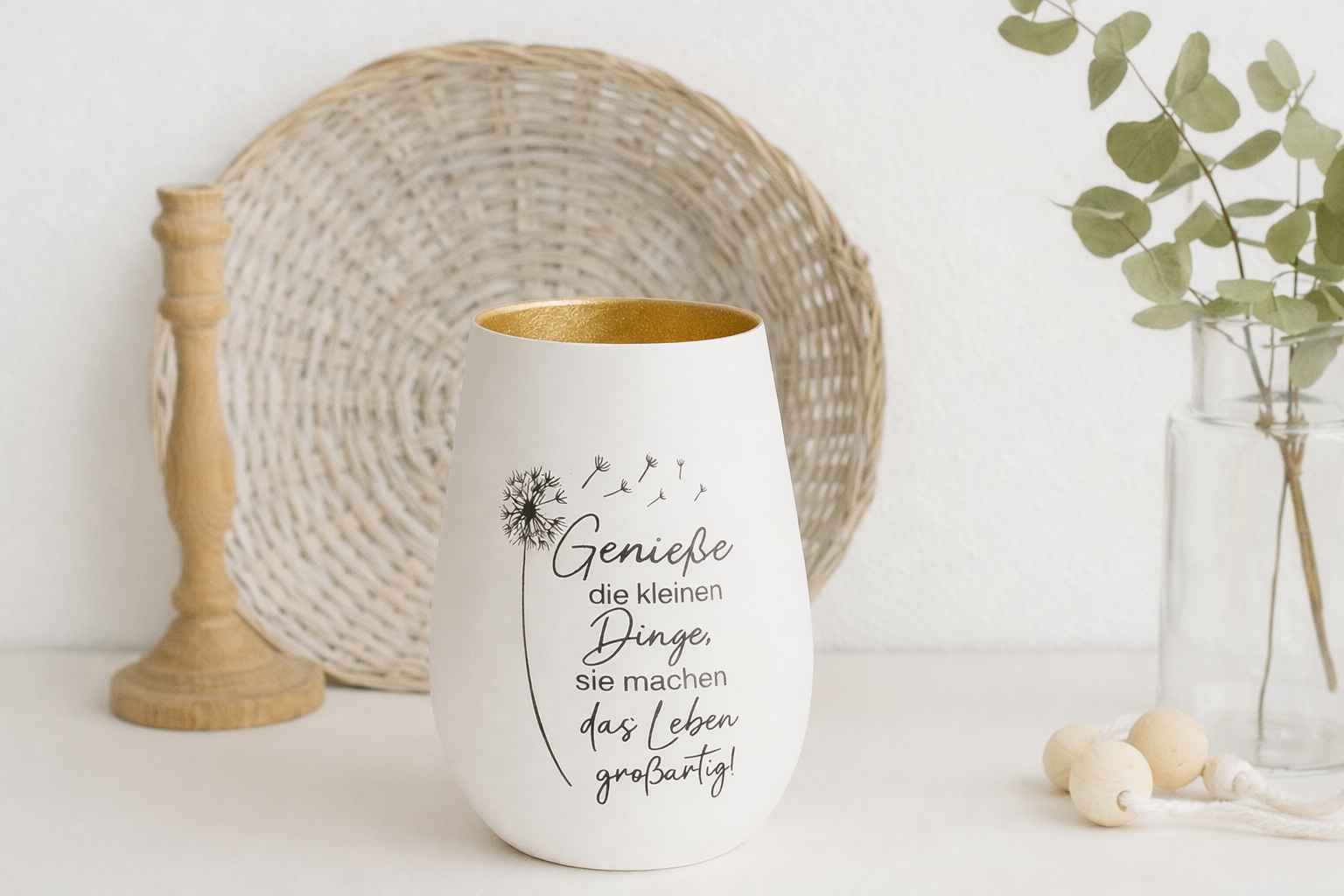 Dekoratives Windlicht mit Spruch für gemütliche Atmosphäre als Freundschaftsgeschenk oder kleine Aufmerksamkeit.