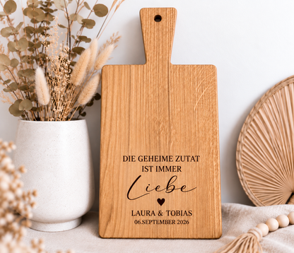 Personalisiertes Holzbrett mit Gravur zur Hochzeit, Namen und Hochzeitsdatum – individuelles Hochzeitsgeschenk für Brautpaar und frisch Vermählte.