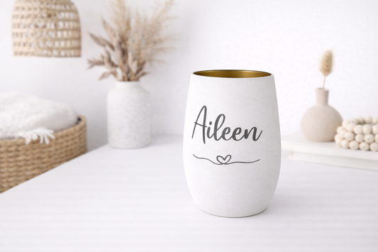 Windlicht mit Gravur personalisiert mit Namen Aileen auf hellem modernen Hintergrund
