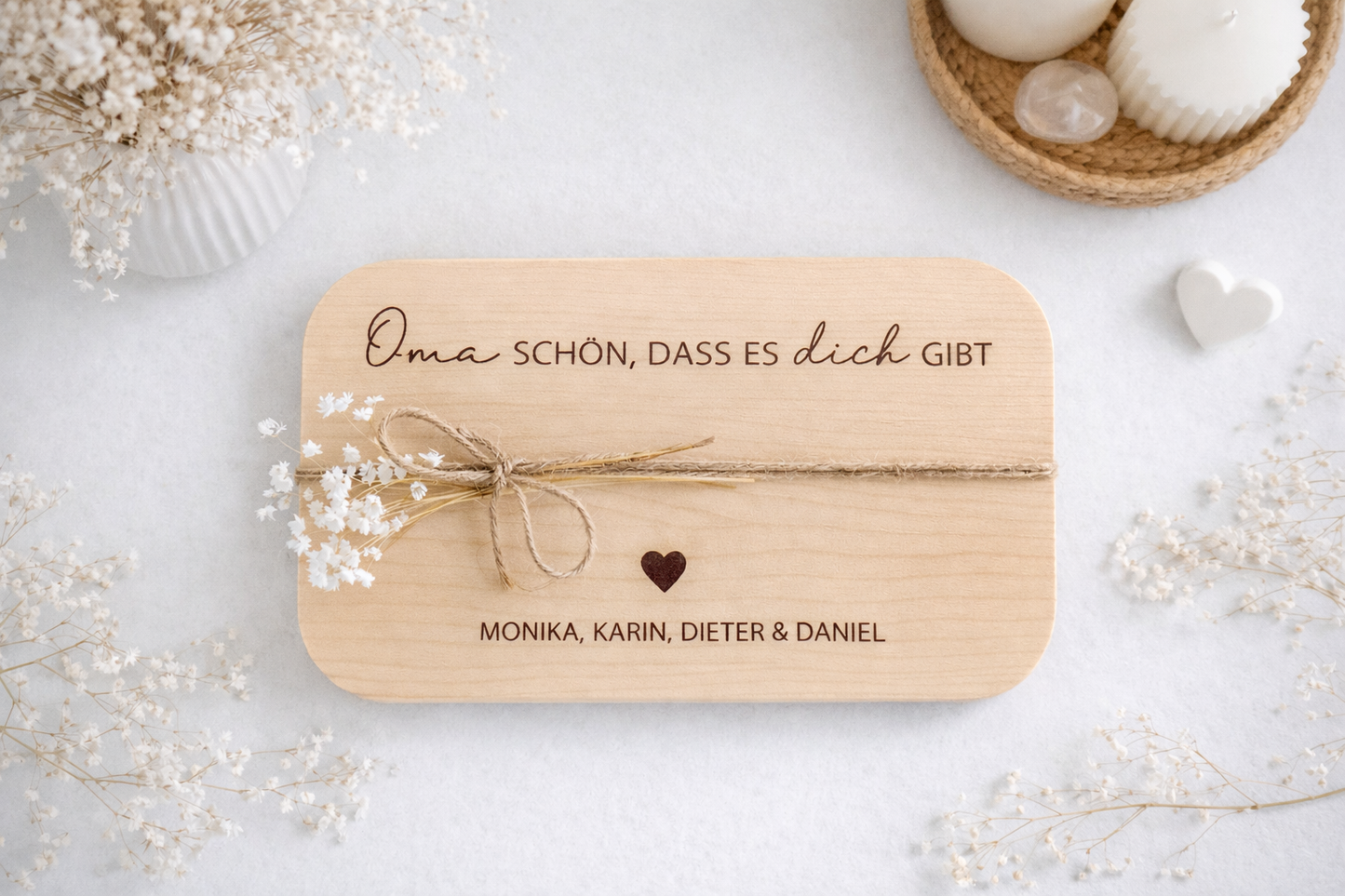 Graviertes Holzbrett mit Wunschname und Herzmotiv als emotionales Geschenk für Familie, Großeltern oder Eltern zu besonderen Anlässen.