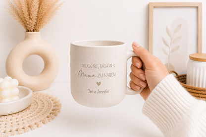 Detailaufnahme der Steingut Tasse personalisiert mit feiner Sprenkelung, Henkel und Herz-Symbol, die perfekte kleine Aufmerksamkeit und Geschenkidee für Mama, Papa, Oma und Opa.