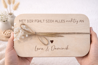 Graviertes Frühstücksbrett aus Holz mit Liebesspruch und Namen als Geschenk zum Valentinstag, Hochzeit oder Jahrestag.