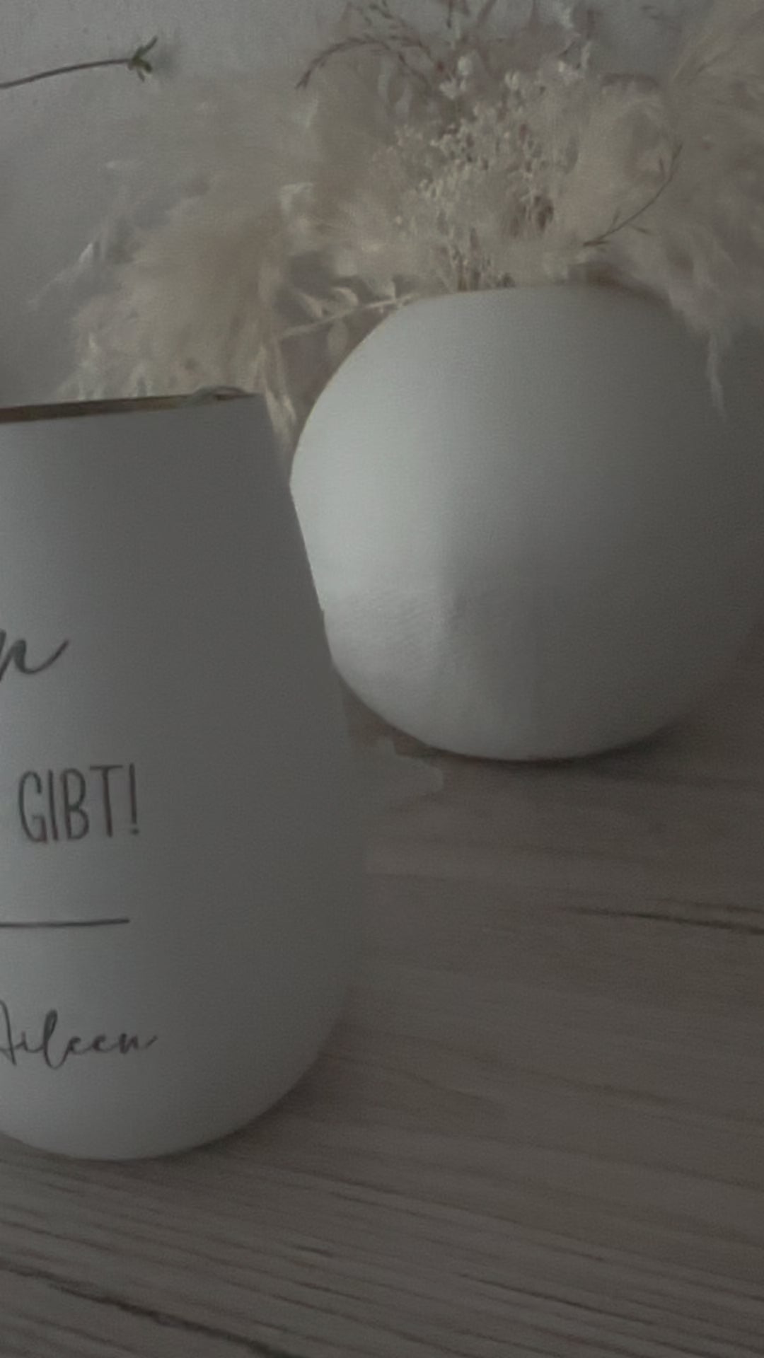 Windlicht Mama Geschenk mit Gravur aus Glas als liebevolle Dekoration und emotionales Muttertagsgeschenk.
